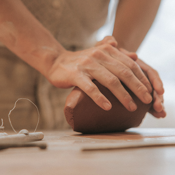 Mains travaillant une boule d'argile pour la formule &agrave; la carte