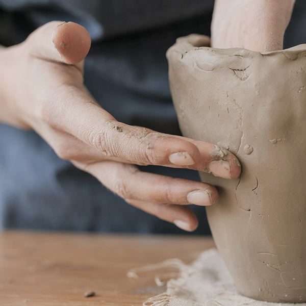Modelage d'un vase en argile pour la formule au trimestre